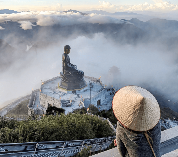 הבודהה הענק בפסגת פנסיפאן מעל ים של עננים.